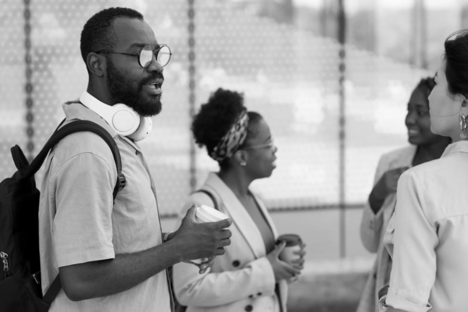 Personne travaillant sur ses finances personnelles avec confiance